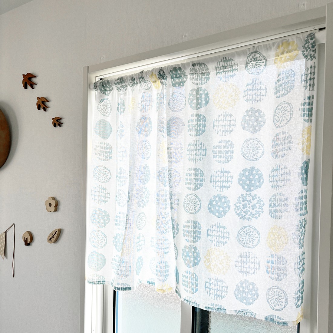 ちぇりー フローレスセイコ FlowlessSeiko カフェカーテン ポコポコカフェカーテン：45×105cm | 3COINS(スリーコインズ