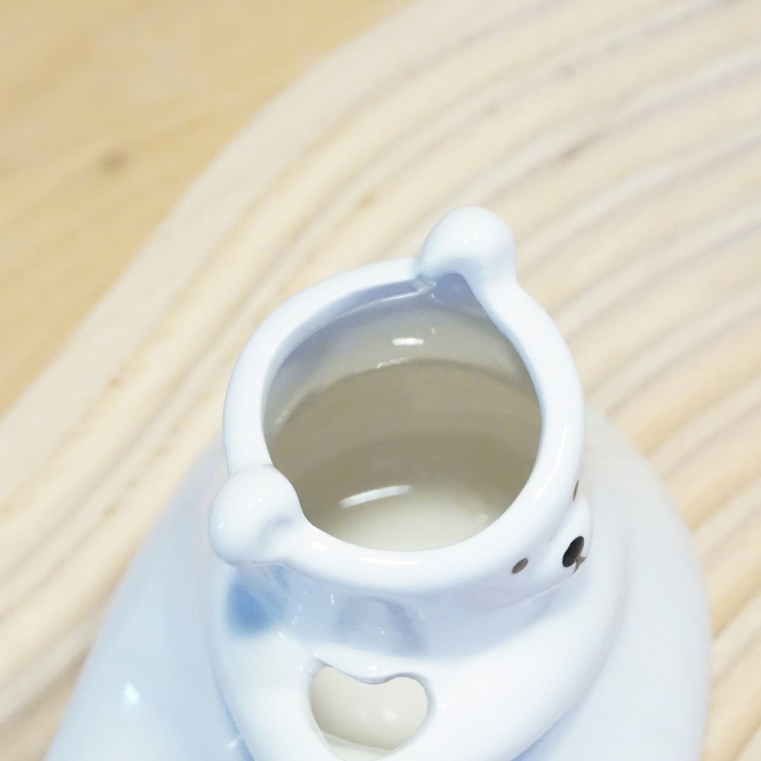 白い陶器のくまさんフラワーベース｜Fresk（フレスク）